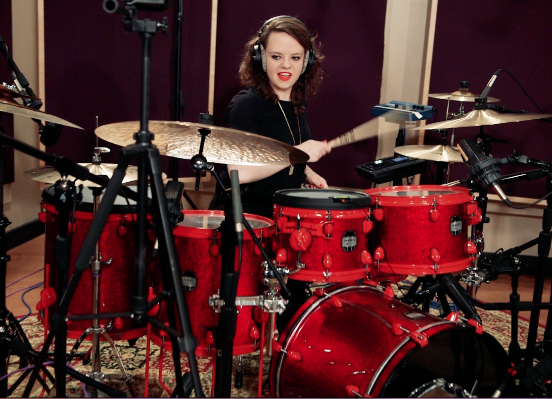 Lindsay artkop on drums